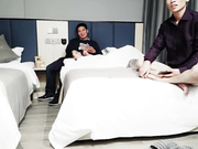 换妻探花周末约一对小夫妻玩玩，交换4P激情，旁边还有个老哥观战，持续输出搞爽了，前后一起插1080p横版