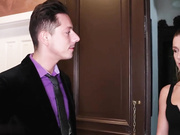 亚历克西斯水晶为玩扑克游戏的客人提供性服务