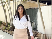 PropertySex房地产经纪人拥有巨大的天然乳头和屁股，激励勤杂工完成工作