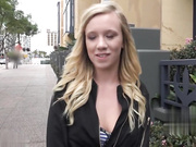 大学女生贝利·布鲁克炫耀她完美的乳头和屁股