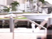 当丈夫看着的时候，热牛奶会把年轻的螺柱拧上