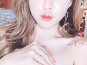 宝宝嫩模白嫩乳头和粉丝互动聊骚真过瘾