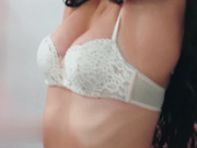 艾琳娜·洛佩兹在后台被涂上奶油