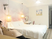 做二手车生意小老板网约青春气息十足迷你裙帆布鞋美女先舌吻抠B预热洗干净后疯狂连搞2次不戴套干一半还接