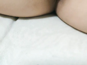 捂着胸口的女孩纹身手指淫穴抽插阳具自慰流水