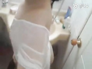 美女卫生间自慰