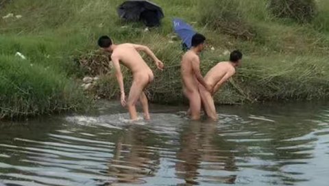 技校猛男骚女，宿舍人都上课了，在宿舍里猛搞。真实自拍。