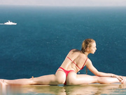 本地大黑蟒钻进金发游客的小菊花疯狂抽插