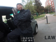 『中文字幕』生活困苦的女孩偷东西被安保轮奸