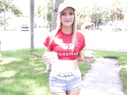 性感金发女郎黛西·拉维将她的淫穴送给舔逼的男人