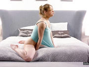 奥莱西亚·基斯贝卡自慰呻吟玩弄小穴揉捏