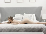 卡佳·扎尔波普西居家卧室玩弄阴蒂搞得浑身颤抖