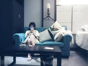 赵总寻花一线天肥逼可爱妹子沙发上掰穴抽插