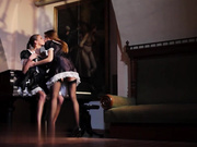 两个风骚女仆之间的性爱在主人回来时中断